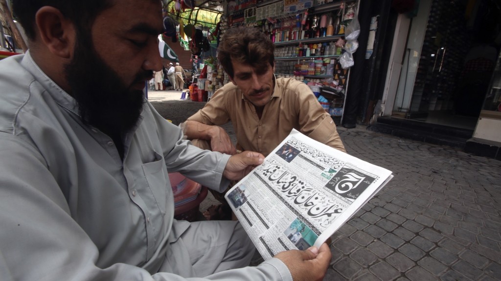 巴基斯坦報章頭版報道伊姆蘭·汗（Imran Khan）獲刑的消息。 美聯社