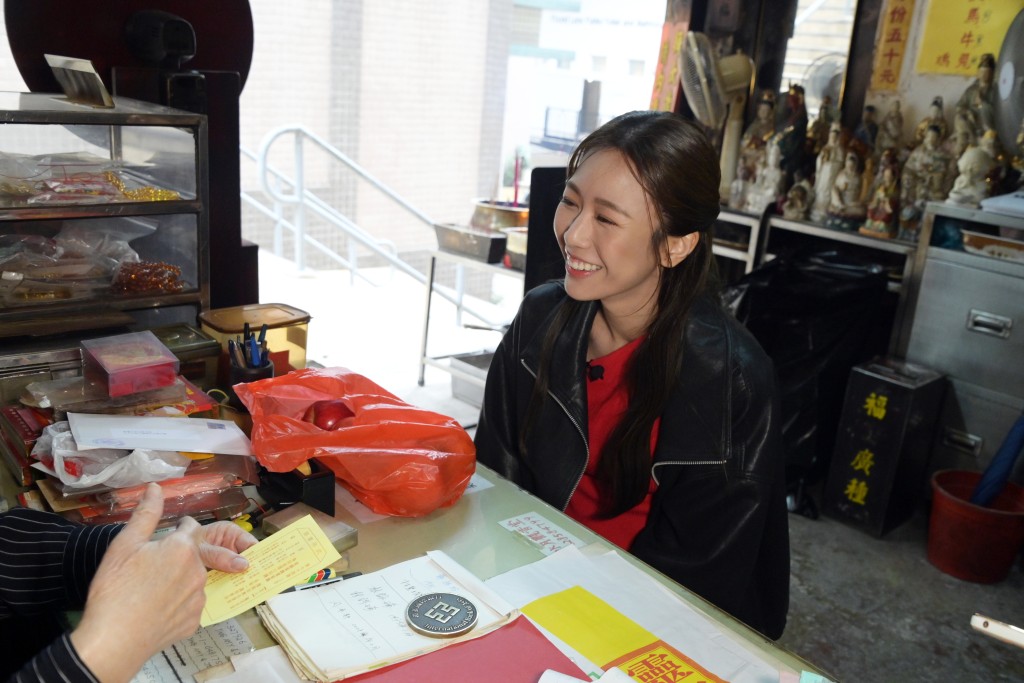 對於解籤師博之言，何沛珈笑到見牙唔見眼！