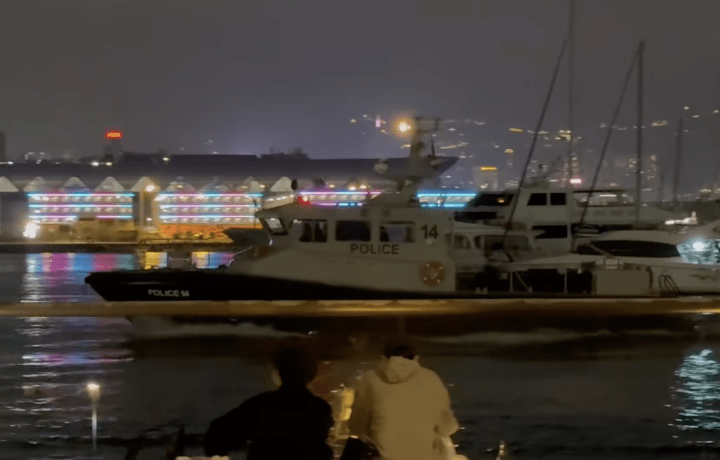 水警及消防接報後迅速到場處理，現場一度可見消防船及水警巡邏艇駛過。Facebook@馬路的事 (即時交通資訊台)