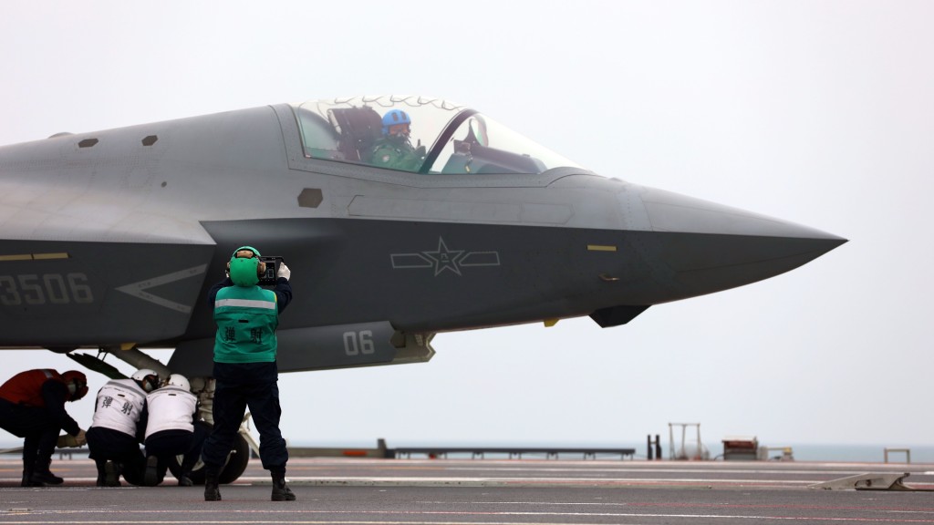 殲-35艦載戰鬥機在福建艦上電磁彈射起飛前,重量板操作員向飛行員核對彈射重量。 新華社 殲-35艦載戰鬥機在福建艦上電磁彈射起飛前,重量板操作員向飛行員核對彈射重量。 新華社