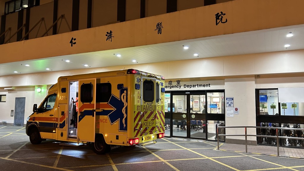 事主由救护车送仁济医院治理。