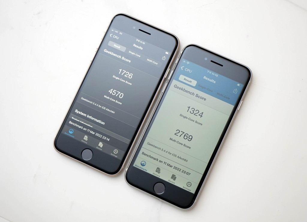 iPhone SE 3(左)在《Geekbench 5》测试的单核及多核跑分是1,726及4,570,相比iPhone SE 2(右)的1,324及2,769大幅提升。 iPhone SE 3(左)在《Geekbench 5》测试的单核及多核跑分是1,726及4,570,相比iPhone SE 2(右)的1,324及2,769大幅提升。