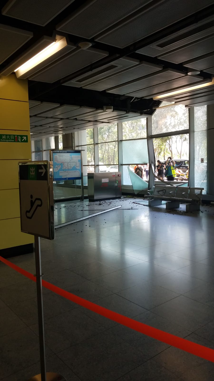 玻璃幕牆破裂。讀者陳先生提供