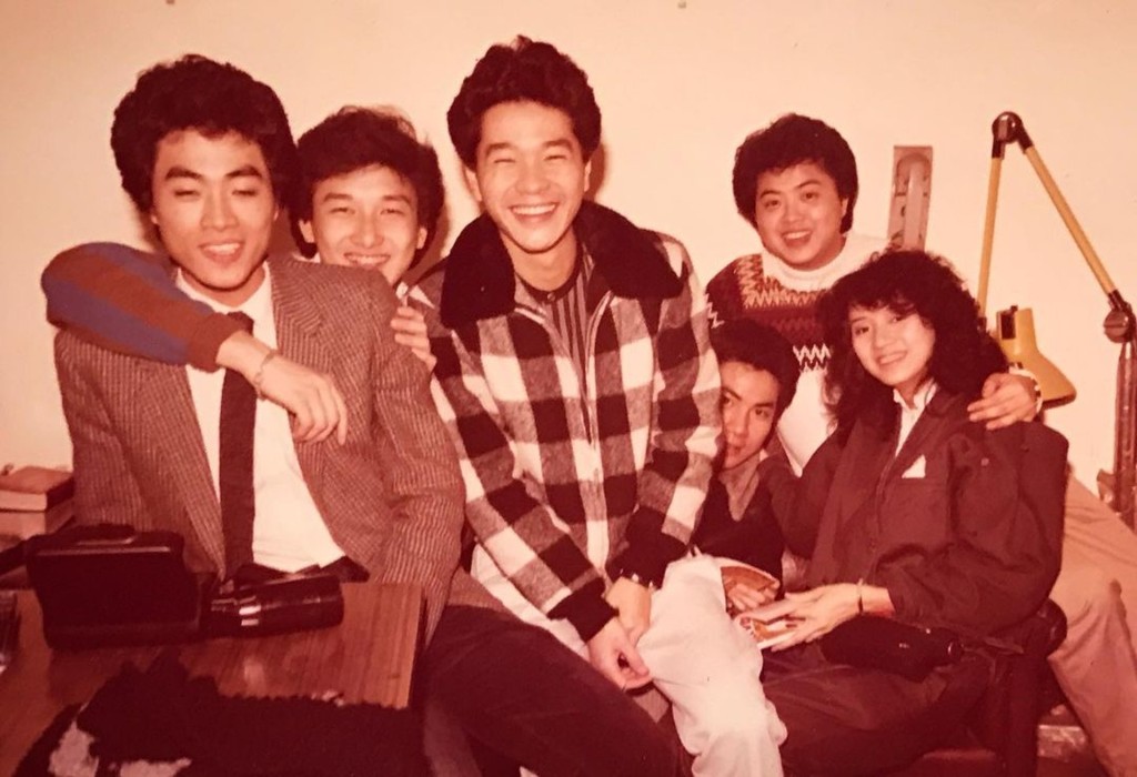胡渭康在1982年參加《第一屆新秀歌唱大賽》後出道。