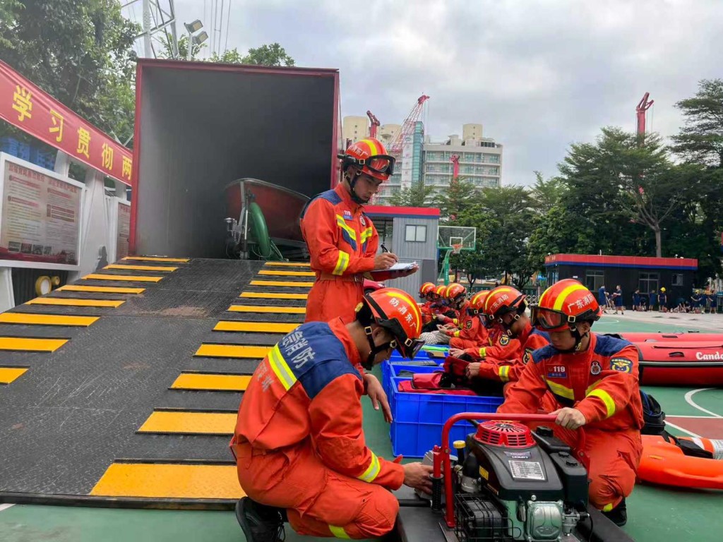 深圳消防做颱風前準備工作。