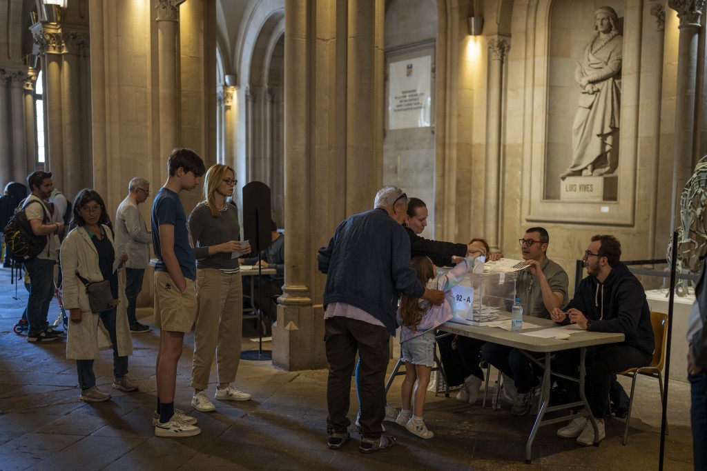 加泰隆尼亚自治区的选民周日就议会选举到票站投票。路透社