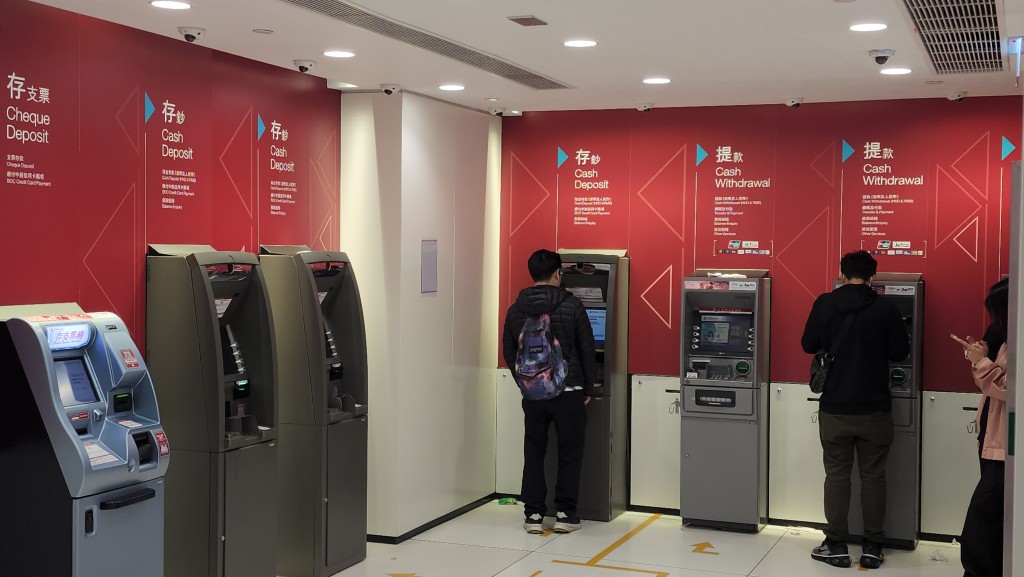 男事主在櫃員機存款時遇劫。