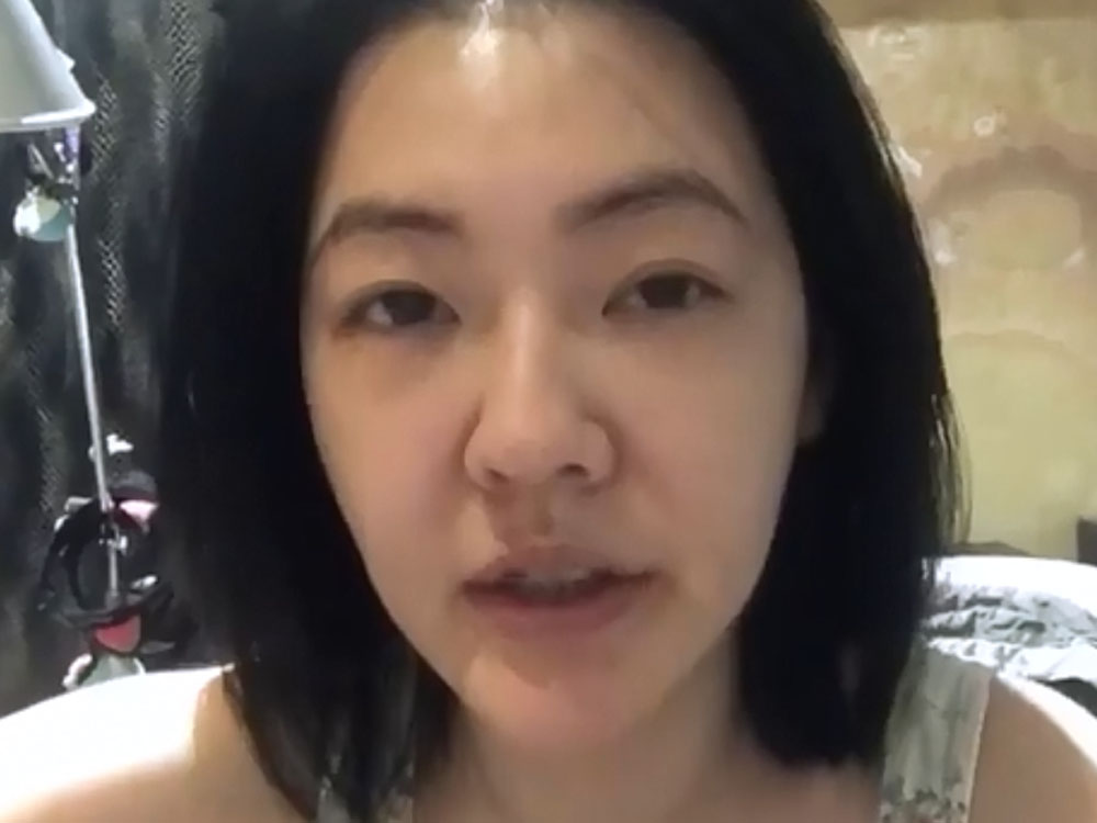 小S親自示範瘦下巴的方法。