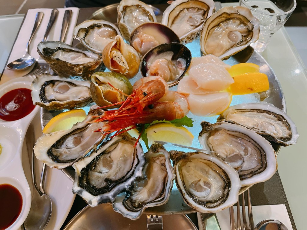 晚餐中食物豐富,包括生蠔。Threads圖片 晚餐中食物豐富,包括生蠔。Threads圖片