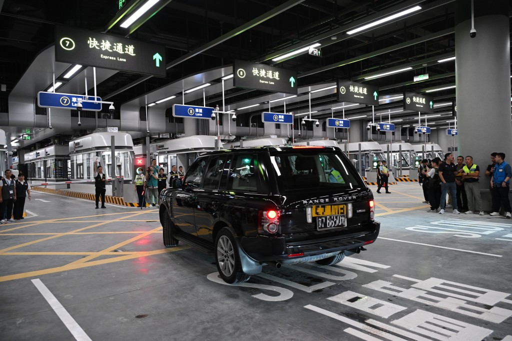 皇崗口岸大樓一樓的出境車檢大堂,採用首個「聯合一站式」車道模式,今次的演習約有1000輛車參與。 皇崗口岸大樓一樓的出境車檢大堂,採用首個「聯合一站式」車道模式,今次的演習約有1000輛車參與。