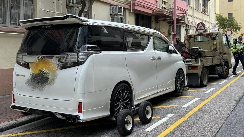 港島警打擊違泊亂過馬路 拖3車發2214張牛肉乾