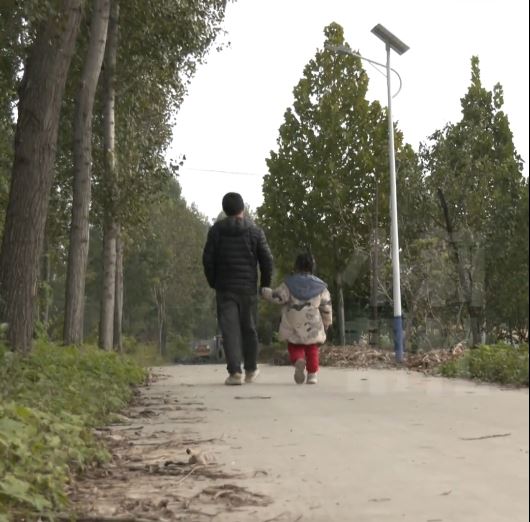 育有7子女的李先生對提出離婚感後悔。小莉幫忙