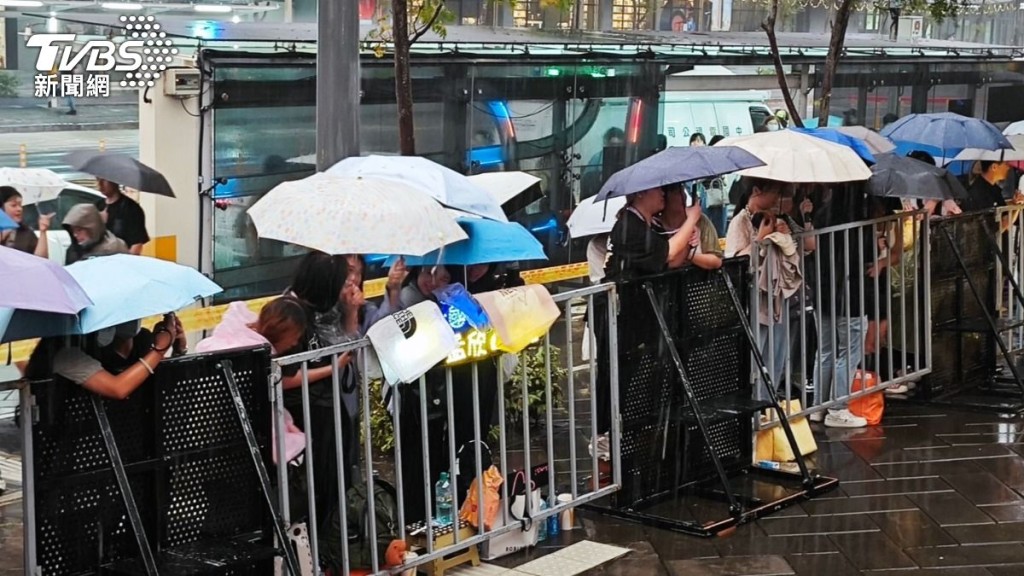 金鐘獎現場突然下起大雨。