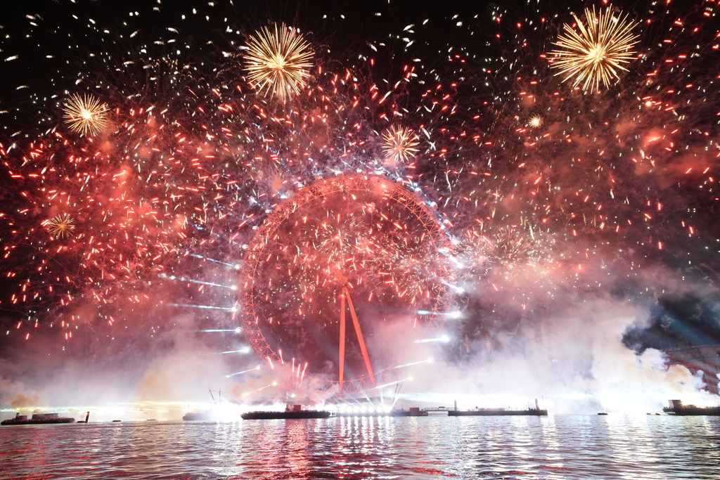 2026年1月1日星期四，新年慶祝活動期間，倫敦眼上空煙火綻放。美聯社