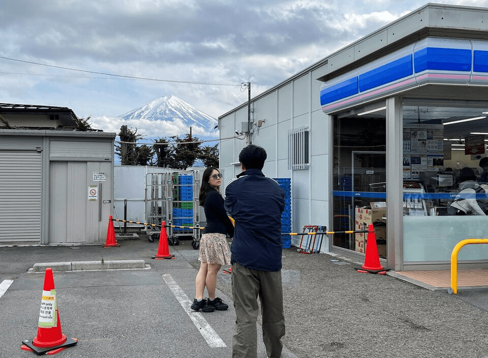 富士山熱門拍照點再增設欄杆。路透社