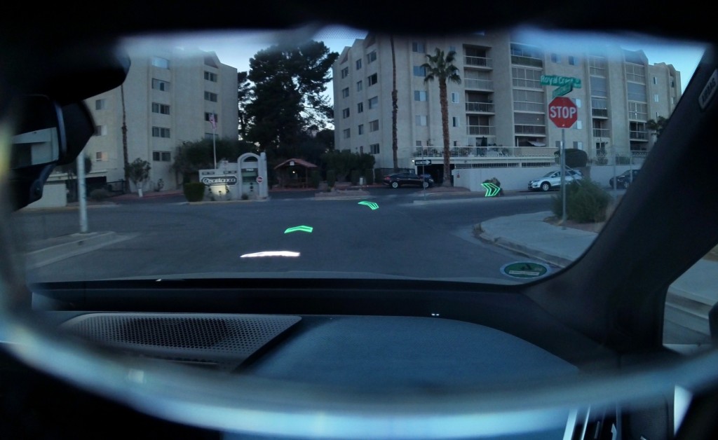 戴上AR眼镜后，实境方式导航指示比起传统荧幕更能清晰传递。