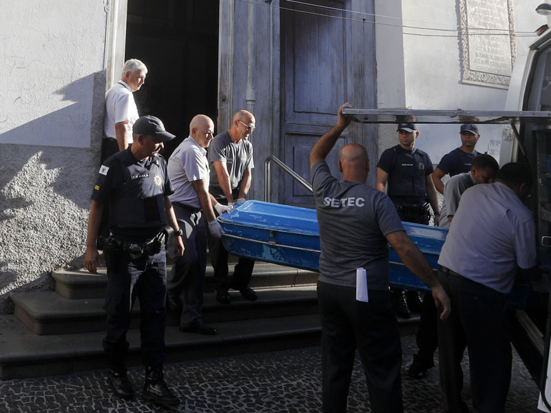 警员将教堂内的死伤者抬出。AP