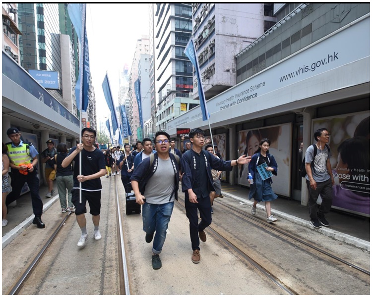 香港眾志成員衝出電車軌。