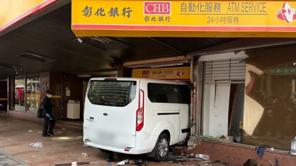 台湾三立电视台一辆采访车失控冲入台北彰化银行分行。图：台北警方