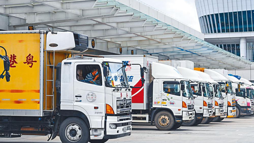 疫情衝擊深港跨境運輸,圖為深圳蓮塘口岸入境的跨境貨車。
