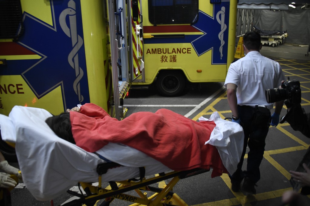 女工人送院時清醒。楊偉亨攝 女工人送院時清醒。楊偉亨攝