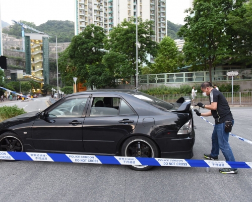 警方在車尾檢獲12把開山刀。