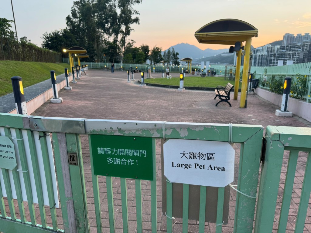 據悉事發地點為公園內的「大寵物區」,傍晚時分前來放狗的狗主寥寥可數。 據悉事發地點為公園內的「大寵物區」,傍晚時分前來放狗的狗主寥寥可數。