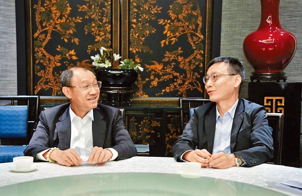 鄧清河(左)認為香港樓價有下行壓力,建議政府是時候檢討樓市「辣招」。旁為梁瑞華。