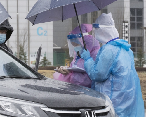 在黑龍江省綏芬河市,防疫工作者在雨中堅守崗位。(新華社圖片)