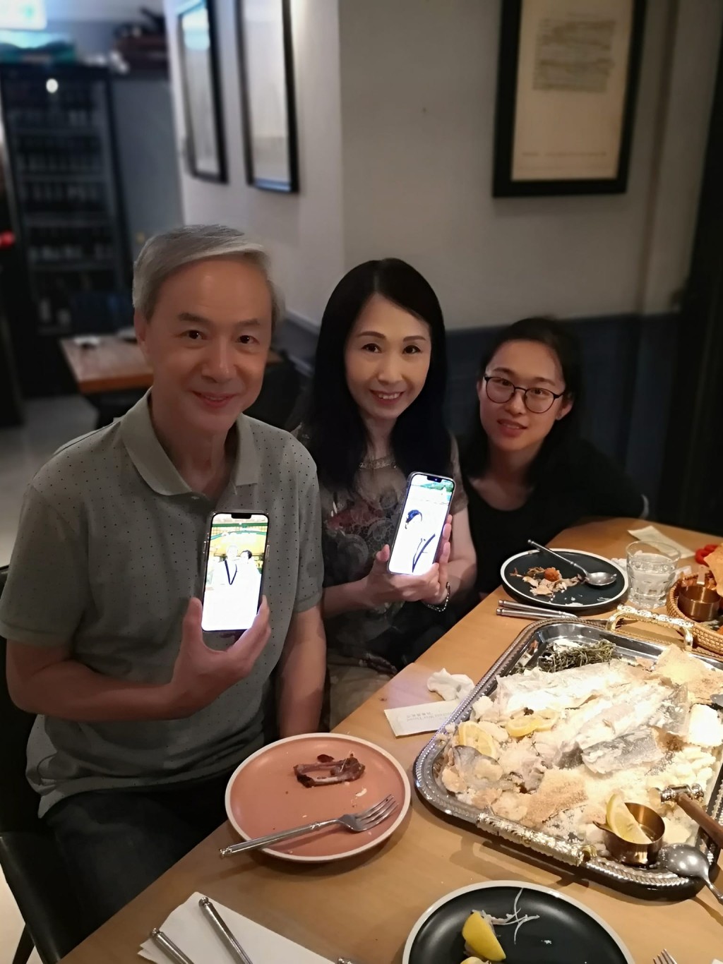 陈荣峻去年与吴香伦结婚五周年，女儿特别与当时的未婚夫回港，还送两老各人一部手机。