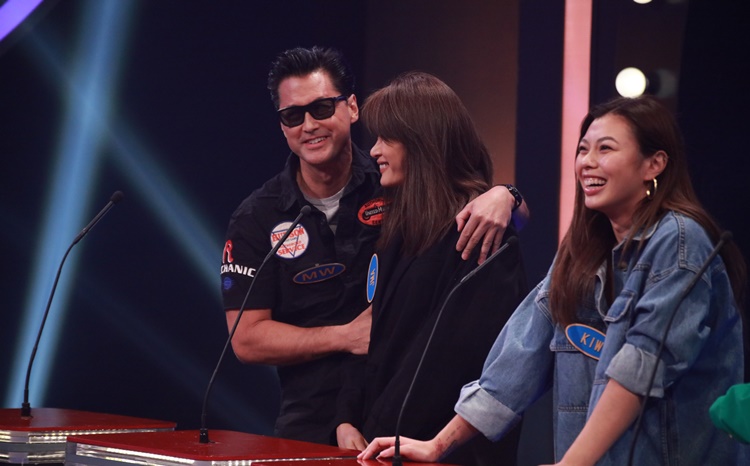 王敏德成日向太太送抱，甜蜜到暈。