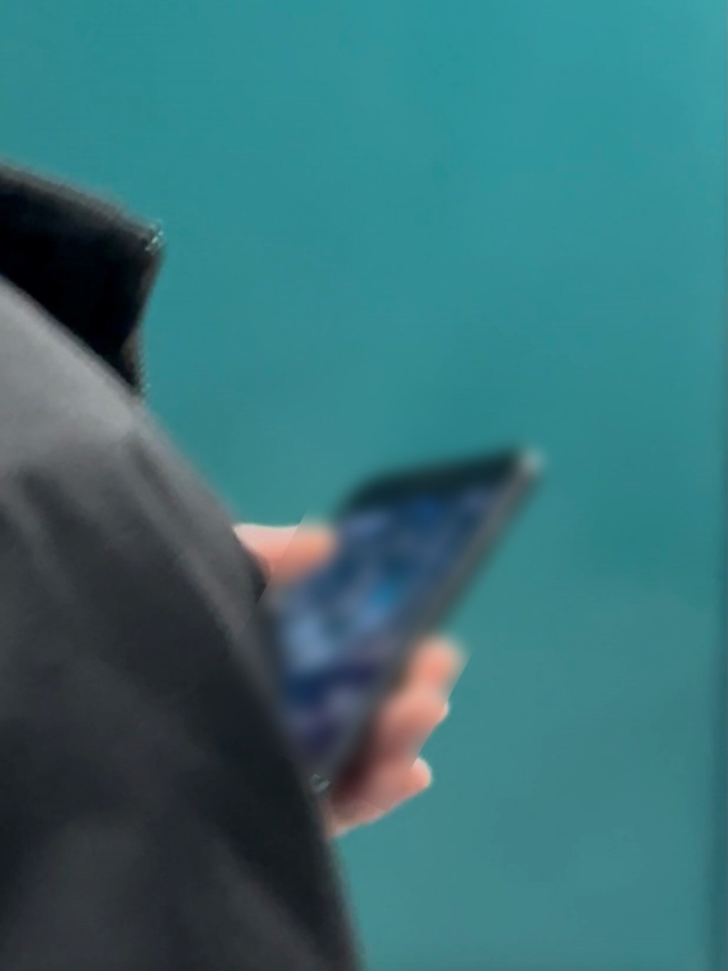 目擊事件的女網民拍攝到疑犯翻看相簿一刻。Threads:thisis_summm 目擊事件的女網民拍攝到疑犯翻看相簿一刻。Threads:thisis_summm