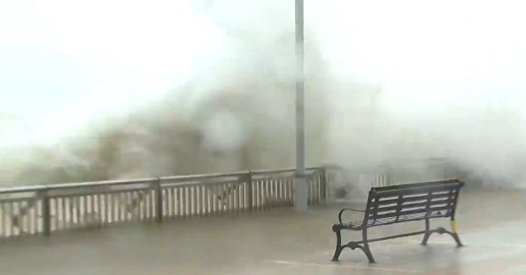 杏花邨現五米巨浪。無線新聞截圖