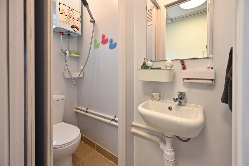  簡約公屋單位有獨立廁所，住戶無須與鄰居共用洗手間。（政府新聞網）