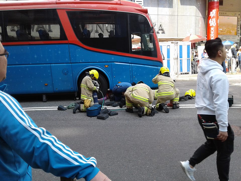 消防員爬入車底。網民唐仲賢攝