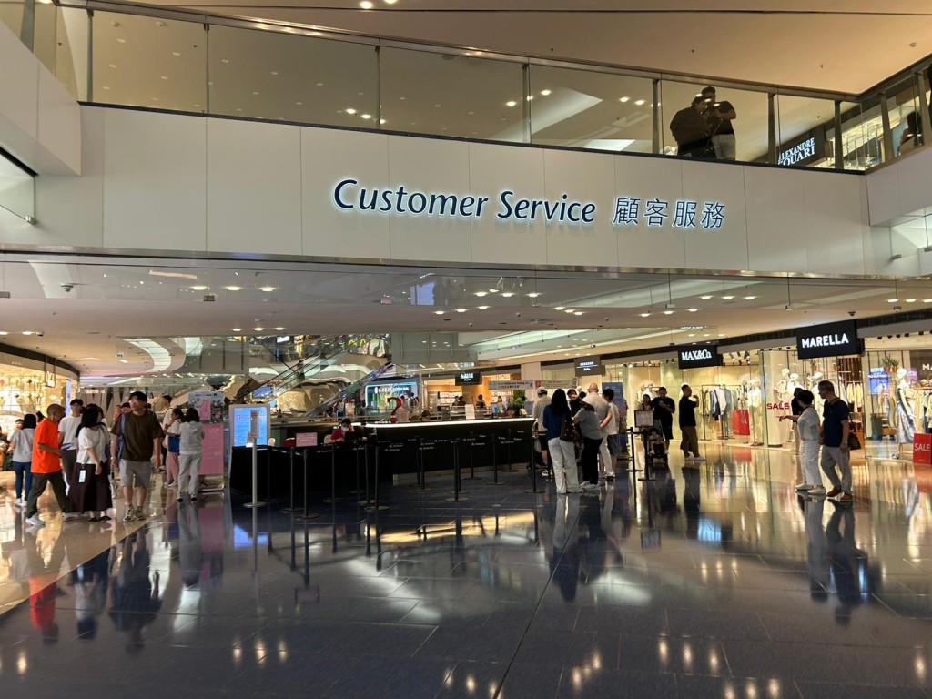 呂校長用膳的餐廳就近客服中心對開,與保安控制室相距較遠。 呂校長用膳的餐廳就近客服中心對開,與保安控制室相距較遠。