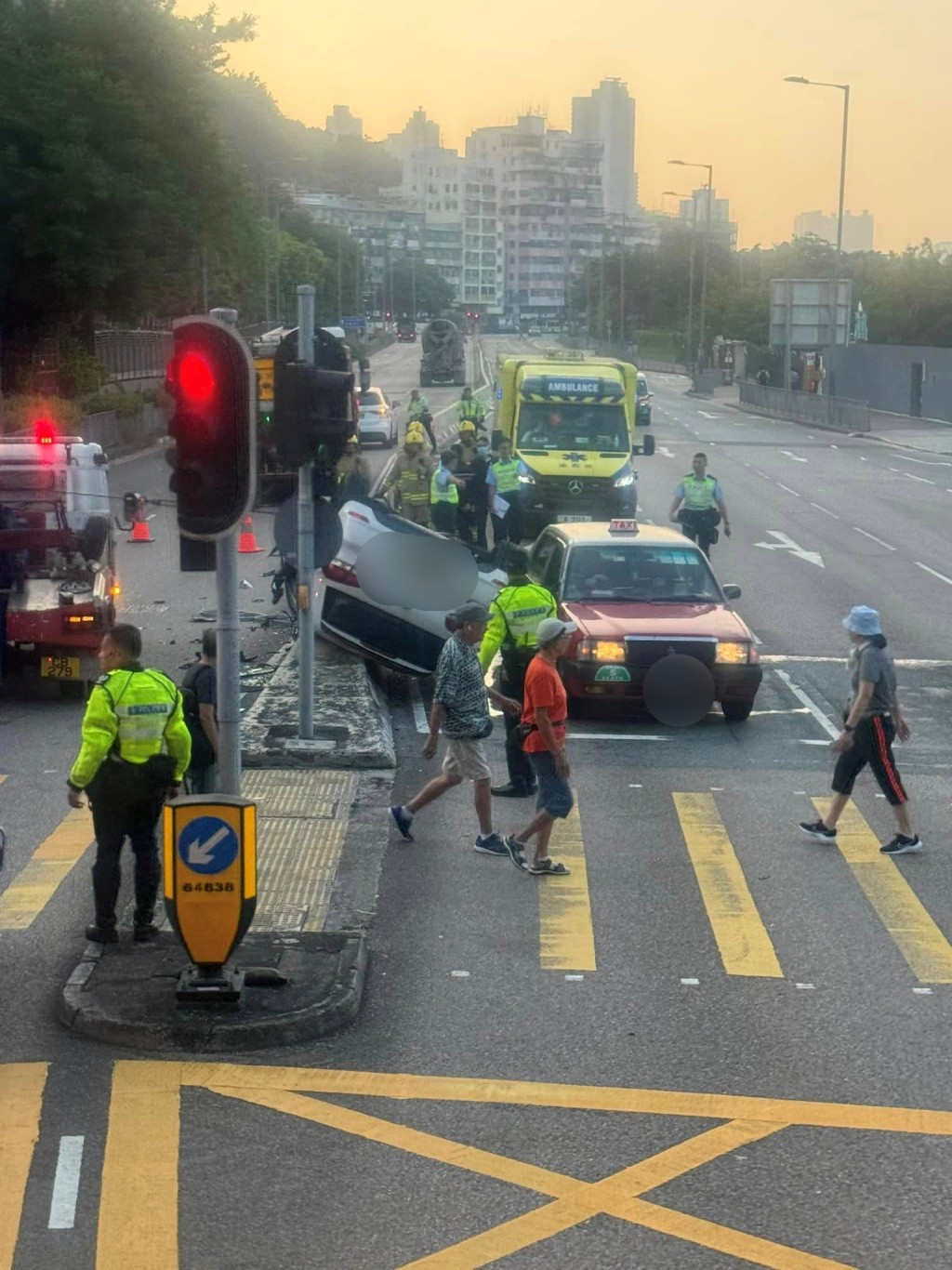 私家車反肚壓逆線停燈位的士。網上圖片