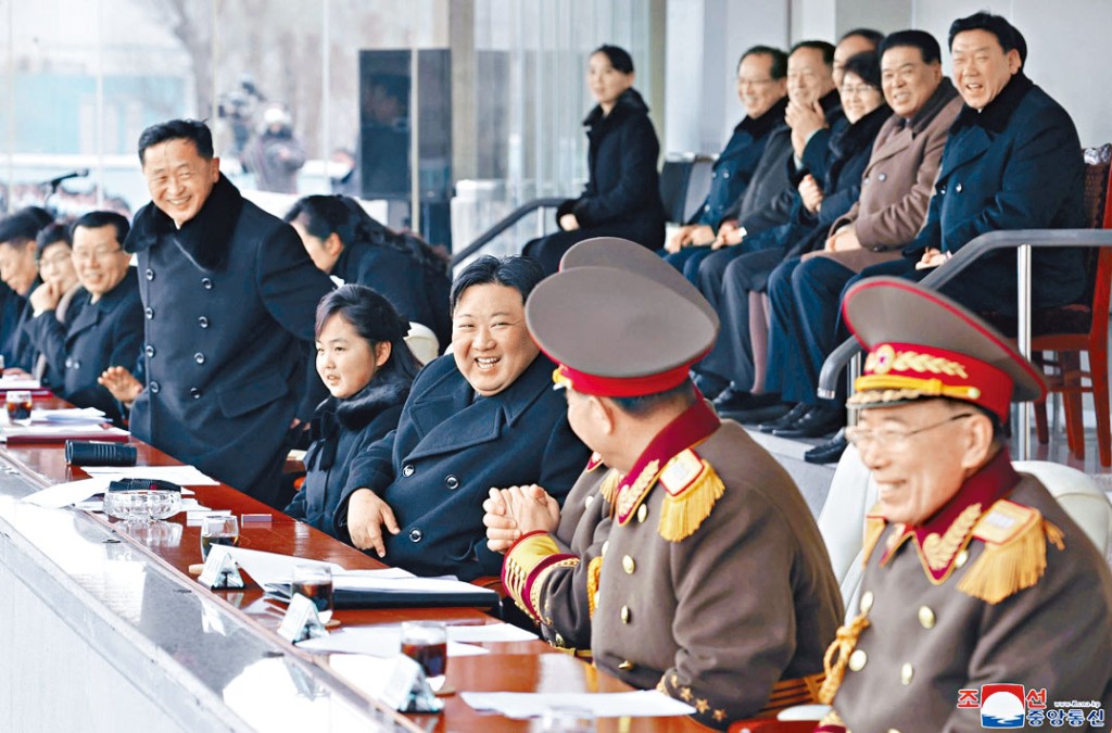 金正恩與女兒金主愛上周五一同觀看一場足球賽。