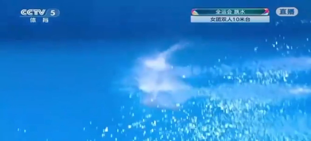 全紅嬋(右)在復出首戰,即再現水花消失術。直播截圖 全紅嬋(右)在復出首戰,即再現水花消失術。直播截圖