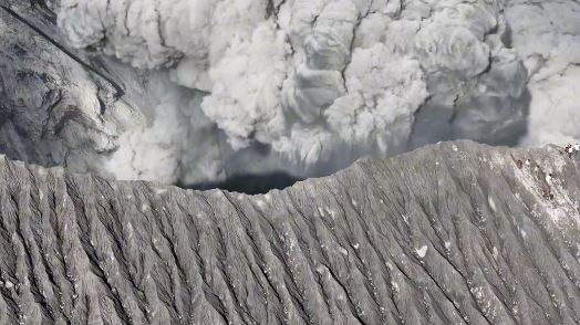 印尼的杜科諾活火山突然噴發，火山口的登山客慌忙逃生。＠Anak Esa