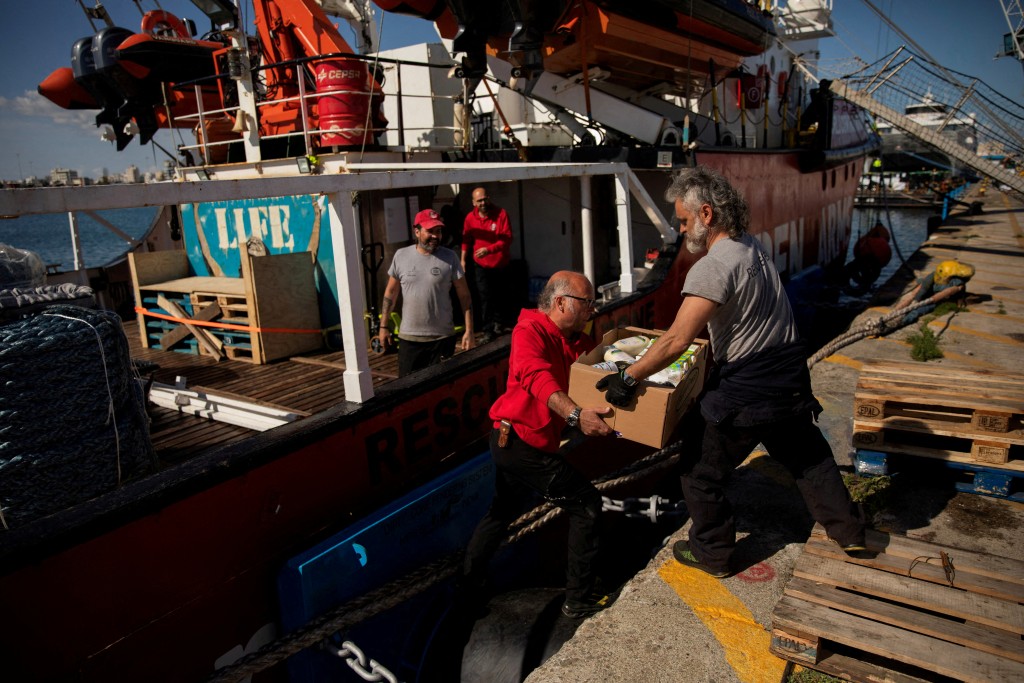 救援人员运送从海路抵达加沙的物资。路透社