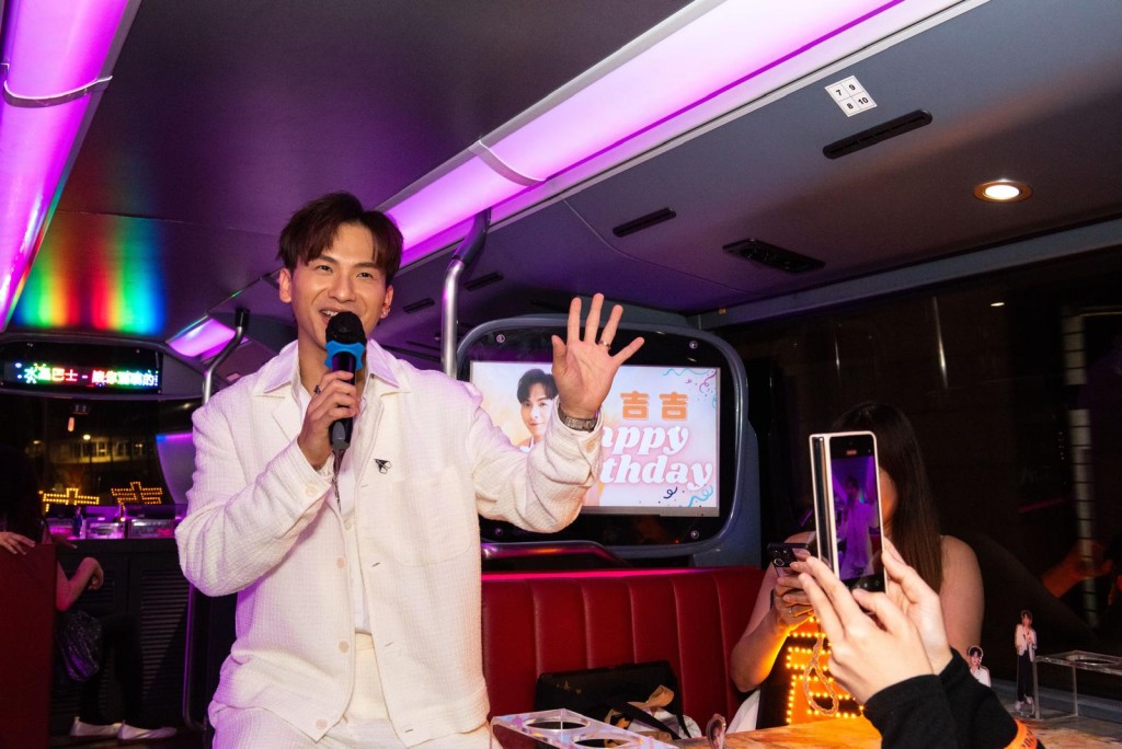 周吉佩與一眾歌迷坐水晶巴士遊車河,一同在車廂內共進晚餐。 周吉佩與一眾歌迷坐水晶巴士遊車河,一同在車廂內共進晚餐。