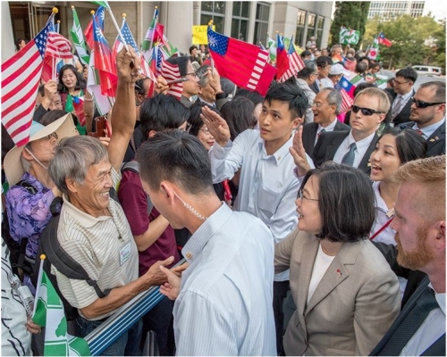 蔡英文過境休士敦受到台灣僑胞歡迎。蔡英文fb