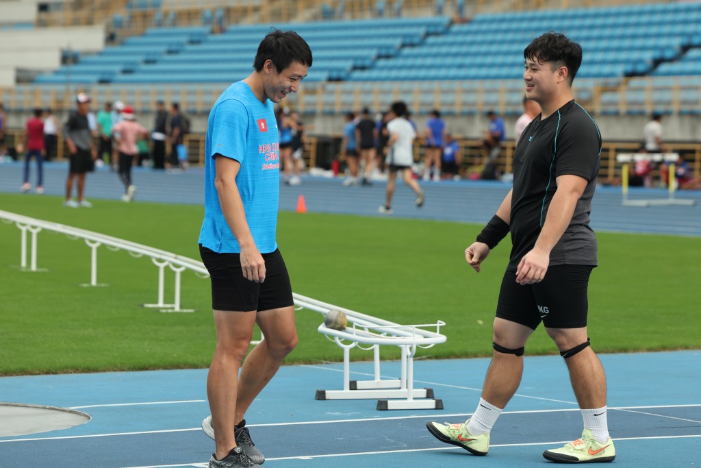 近大半年来了台湾训练的撑杆跳纪录保持者张培贤(左)跟久未见面的队友、铅球选手薛玮乐有讲有笑。 