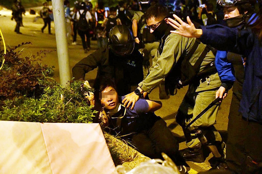 警員制服多名示威者
