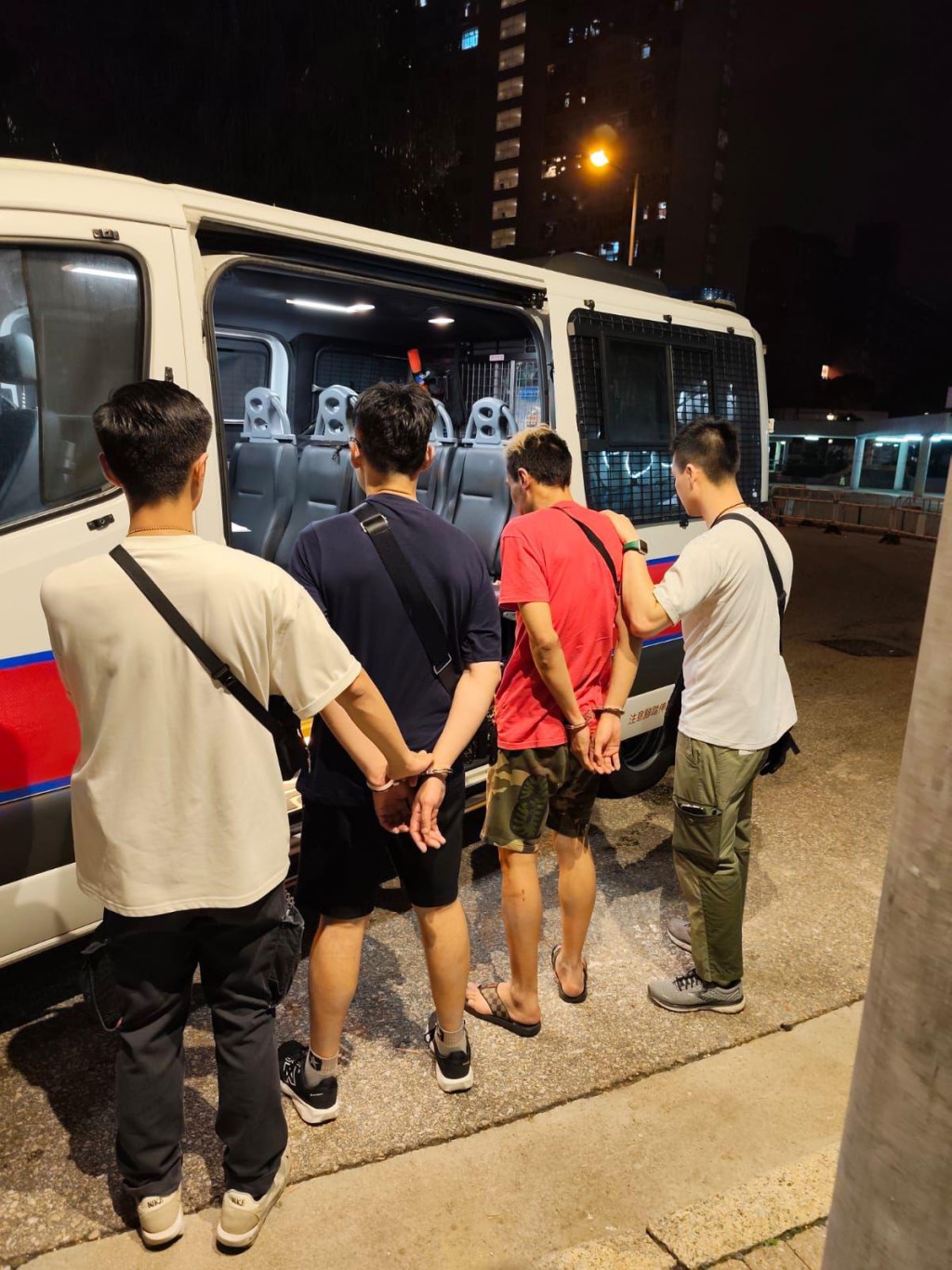 警方將軍澳拘捕4名男女,檢獲電子煙裝置及太空油煙彈。警方圖片 警方將軍澳拘捕4名男女,檢獲電子煙裝置及太空油煙彈。警方圖片