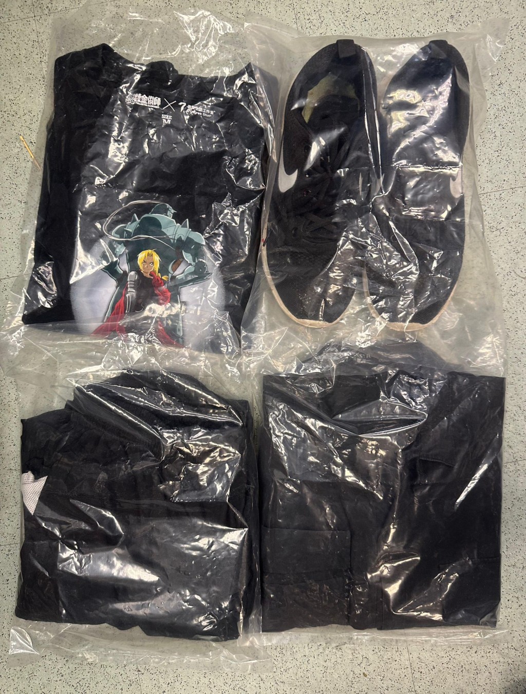 警方在行動中檢獲被捕人懷疑犯案時衣物。警方圖片