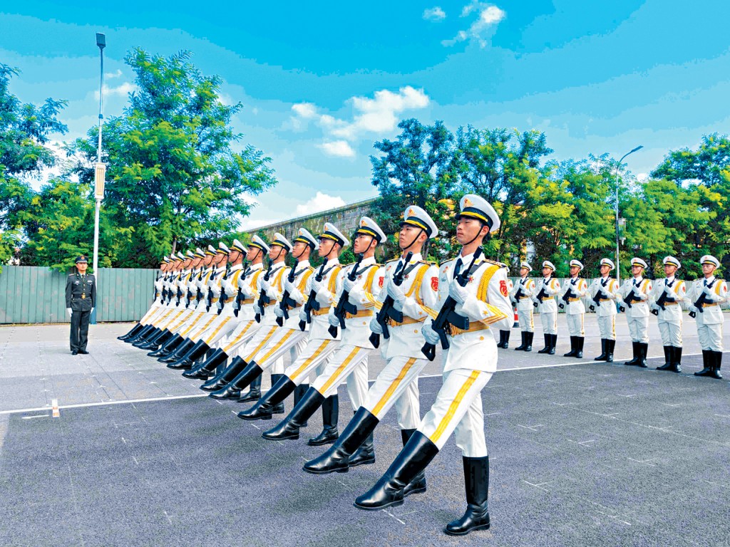 三軍儀仗隊在閱兵訓練場訓練。