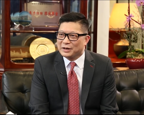 記協不滿鄧炳強稱部分「黃背心任何人記者」,在衝突現場參與遊行、刻意阻礙警方工作、搶犯等。影片截圖