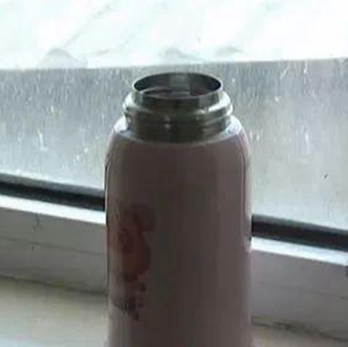 樂樂跑到臥室欲取窗臺上的保溫杯,結果不慎將手卡在裡面,小手泡在百度的熱水中。網圖